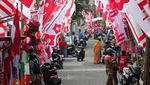 Ramai Penjual Merah Putih di Kampung Bendera Surabaya