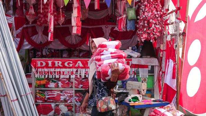 Ramai Penjual Merah Putih di Kampung Bendera Surabaya