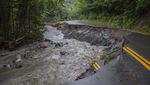 Banjir Bikin Sejumlah Jalan di AS Hancur