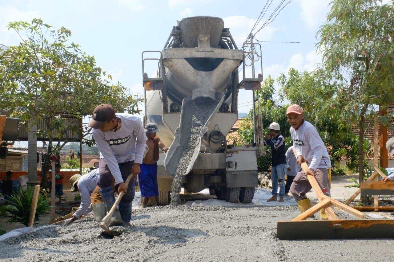 Dorong Ekonomi Daerah, SIG (SMGR) Dukung Pembangunan Jalan Desa di Rembang dan Blora
