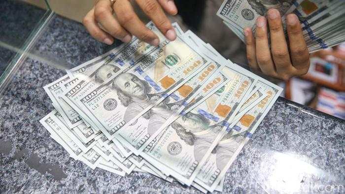 Rupiah Keok Pagi Ini, Dolar AS Sempat ke Level Rp 15.700