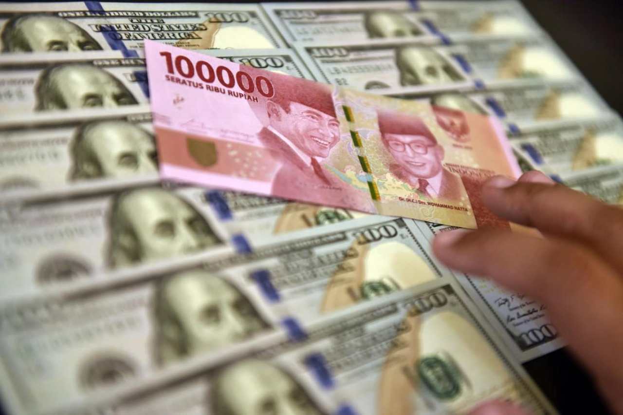 Rupiah Hari Ini Ditutup Menguat Tipis ke Rp15.698