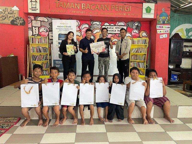 MNC Sekuritas-LiF Manajemen Donasi Komputer dan Buku ke Taman Bacaan Perigi