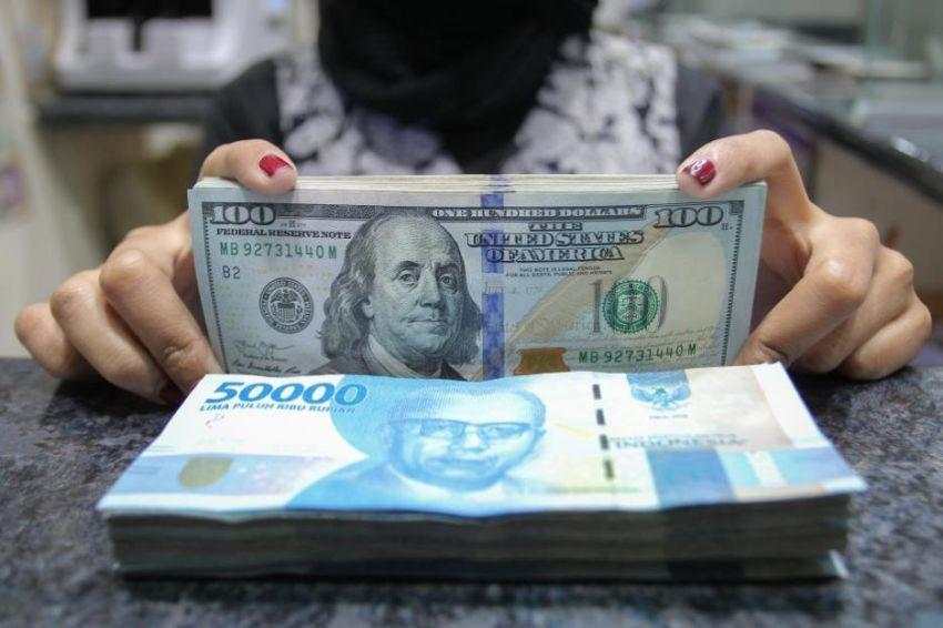 Rupiah Ditutup Melemah ke Rp15.832 Tersengat Sentimen Kemenangan Sementara Trump