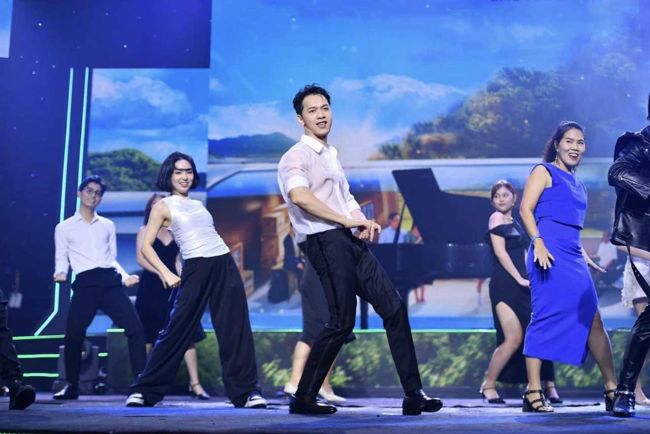 Khi 'tổng tài' doanh nghiệp tỷ USD 'biến hóa' trong vai trò ca sĩ, dancer: CEO 8X của MB gây sốt khi hát, nhảy ‘Bên trên tầng lầu', nguyên Tổng giám đốc U60 Viettel cover loạt hit của Sơn Tùng M-TP