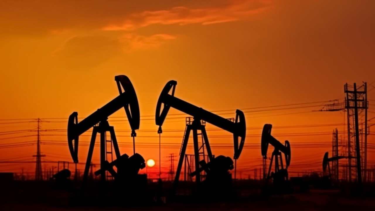 Harga Minyak Melemah di Tengah OPEC+ Tunda Kenaikan Produksi