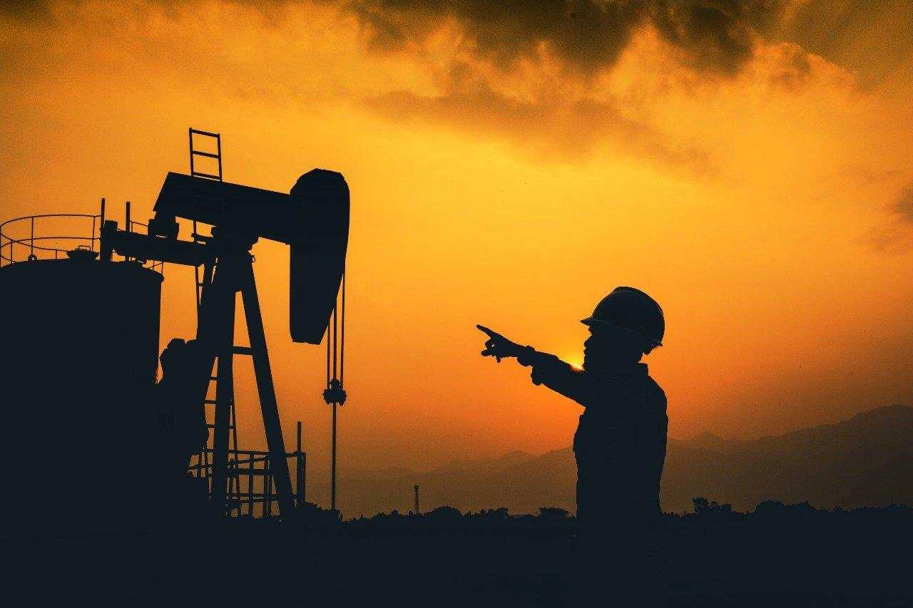 Harga Minyak Melemah di Tengah Kenaikan Stok AS dan Sikap The Fed