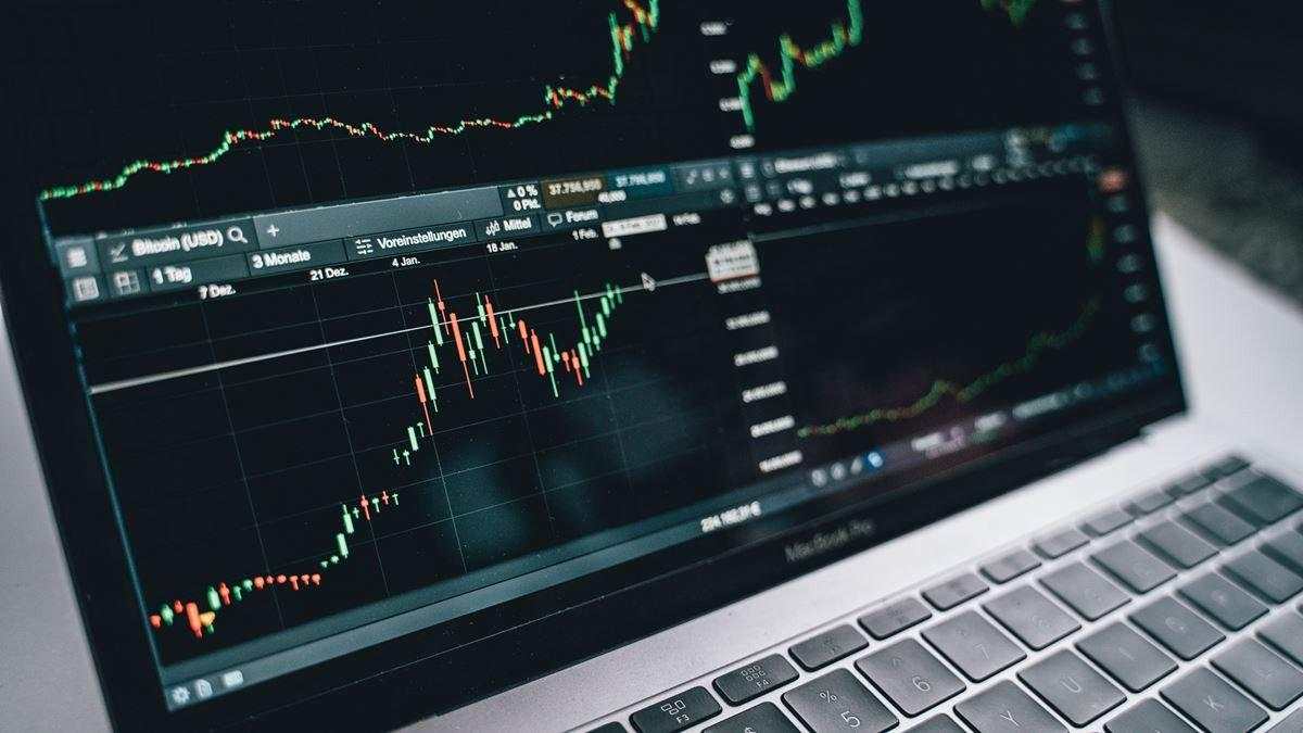 Saham SMDM-MLPT Tembus ARA Meski Kena UMA, SHID-TIRA Merosot