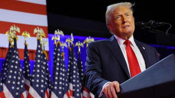 Resmi! Trump Kenakan Tarif Impor 25% buat Baja & Aluminium