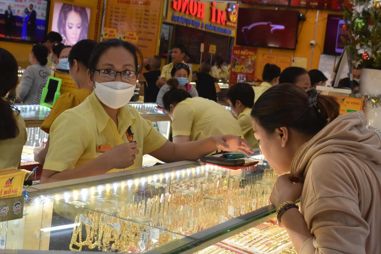 Sáng 27-2, bất ngờ chênh lệch giá vàng miếng SJC và thế giới