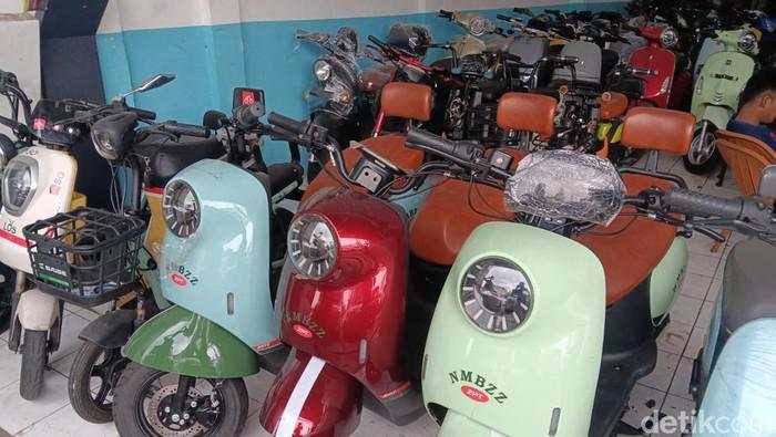 Sepi Peminat, Motor Listrik Cuma Jadi 'Pajangan' Dealer
