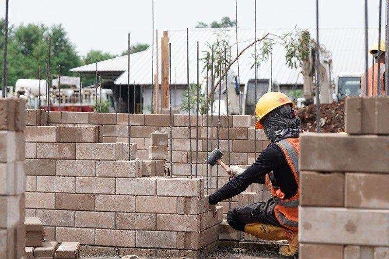 Industri Semen Kontraksi, Laba SMGR Turun Tajam di Kuartal I-2025