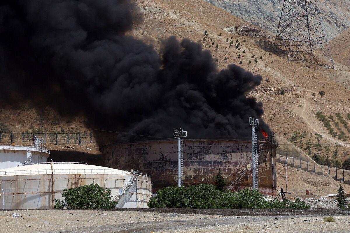 Giá dầu tăng sau khi Tổng thống Donald Trump kêu gọi sơ tán Tehran
