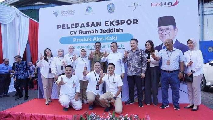 UMKM Binaan Bank Jatim Ekspor Perdana 8.872 Pasang Alas Kaki ke Kuwait