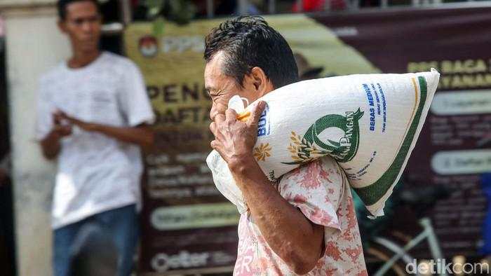 Jumlah Penerima Bansos Beras 2025 Turun Dibandingkan Tahun Lalu