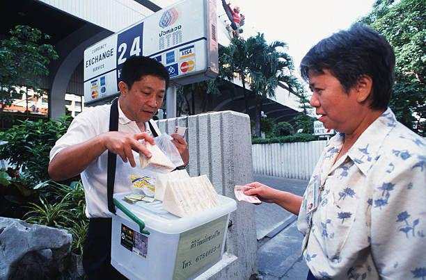 Dulu Kaya Raya, Miliarder Ini Sekarang Jual Roti di Pinggir Jalan