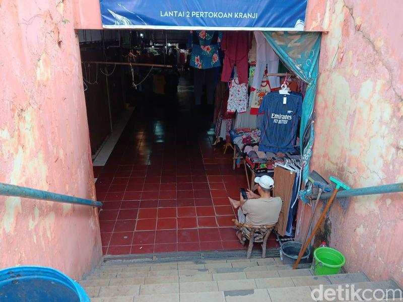 Pertokoan di Bekasi Ini Sepi Bak Kuburan, Pedagang Hanya Melamun-Main HP