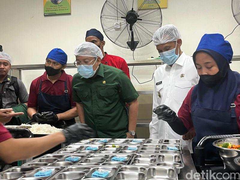 Bos Bapanas Turun Gunung Cek Makanan di Dapur MBG Bogor
