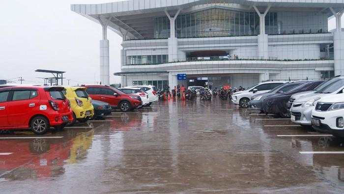 Daftar Biaya Parkir Mobil & Motor di Stasiun Kereta Cepat