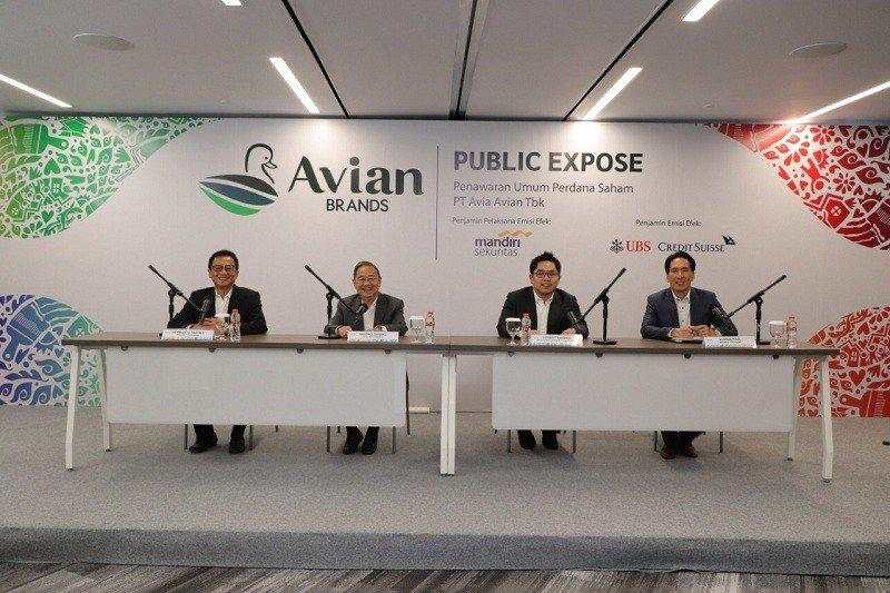Dua Direksi Avian (AVIA) Kompak Borong Saham di Harga Premium