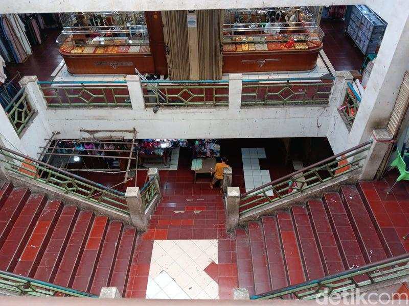 Pertokoan di Bekasi Ini Sepi Bak Kuburan, Pedagang Hanya Melamun-Main HP