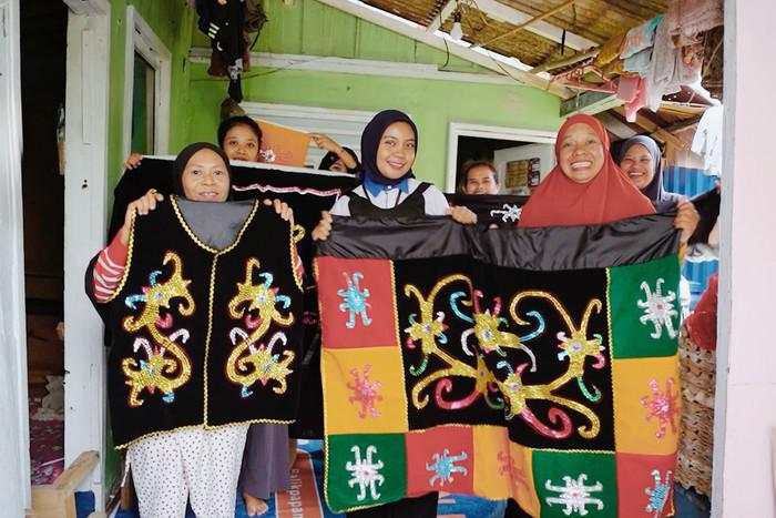 Pemberdayaan Perempuan, PNM Mekaar Bina Usaha Baju Adat Tembus Luar Negeri