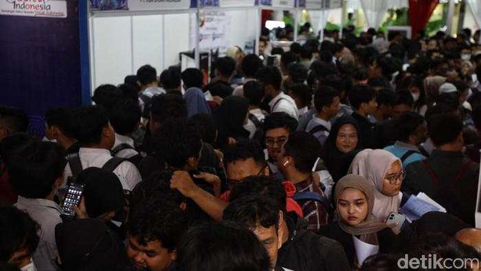 Antrean Pencari Kerja Kian Panjang, Pemerintah Bisa Apa?