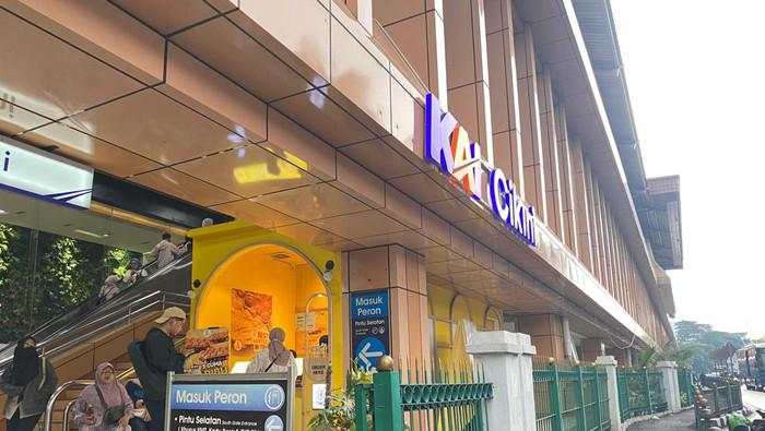 Viral Penumpang KRL Lompat Pagar di Stasiun Cikini, KAI Imbau Taati Aturan
