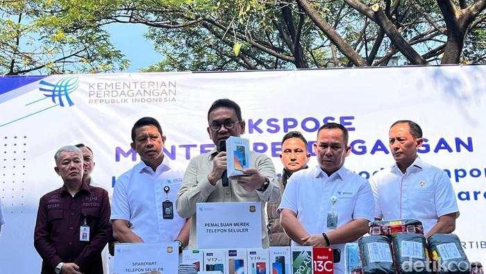 Pabrik Rakitan Smartphone Ilegal Ditutup, 5.847 HP-Mesin Rp 17,6 M Disita