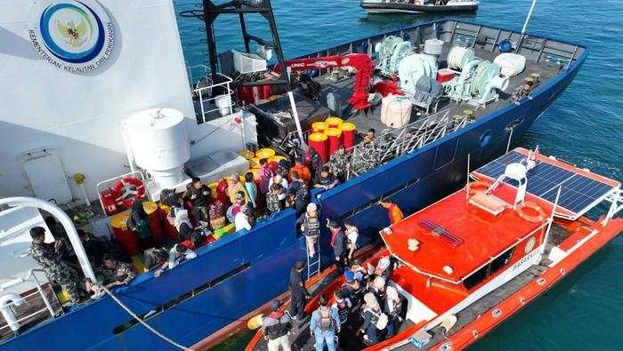 KKP Kerahkan Kapal Pengawas Angkut Warga Pulau Enggano