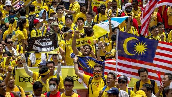 Warga Malaysia Murka Pajak Naik! Anwar Balas Pakai Diskon BBM dan BLT Rp 77 T