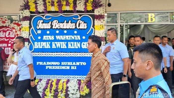 Berbatik, Gibran Sambangi Rumah Duka Kwik Kian Gie