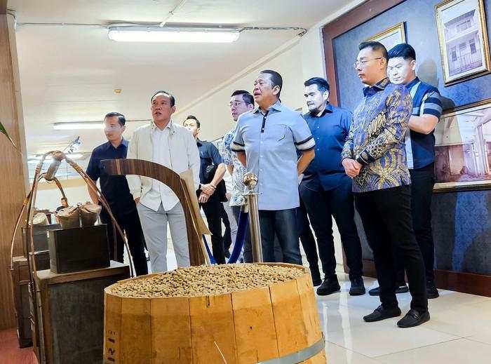 Bamsoet Dorong Hilirisasi Kopi Nasional Usai Kunjungi Pabrik Kapal Api