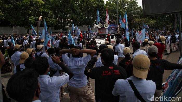 Puluhan Ribu Buruh RI Bisa Jadi Korban PHK Gara-gara Trump