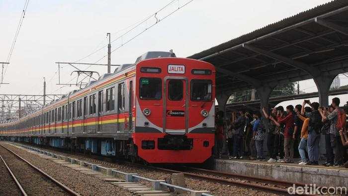 Lempar Batu ke KRL Bisa Dipenjara 20 Tahun!