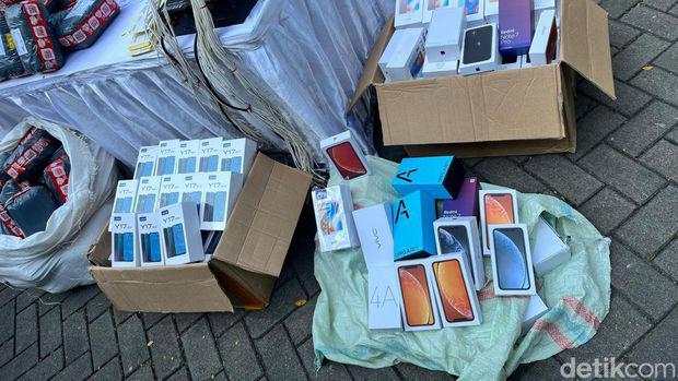 Pabrik Rakitan Smartphone Ilegal Ditutup, 5.847 HP-Mesin Rp 17,6 M Disita