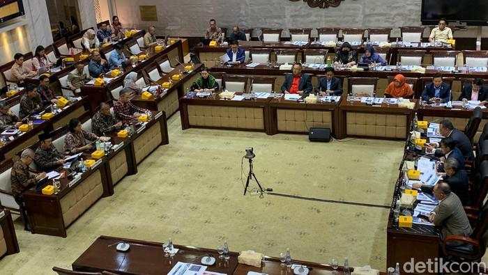 Rapat Malam Bareng DPR, Sri Mulyani Wanti-wanti Danantara
