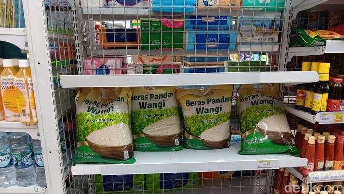 Stok Beras di Minimarket Seret, Cuma ada Merek Ini