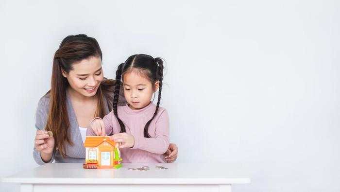 5 Cara Seru & Kreatif Ajarkan Anak Menabung Sejak Dini
