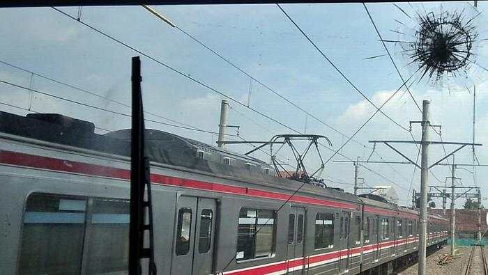 KAI Commuter Kejar Pelaku Pelemparan KRL Tanah Abang-Rangkasbitung