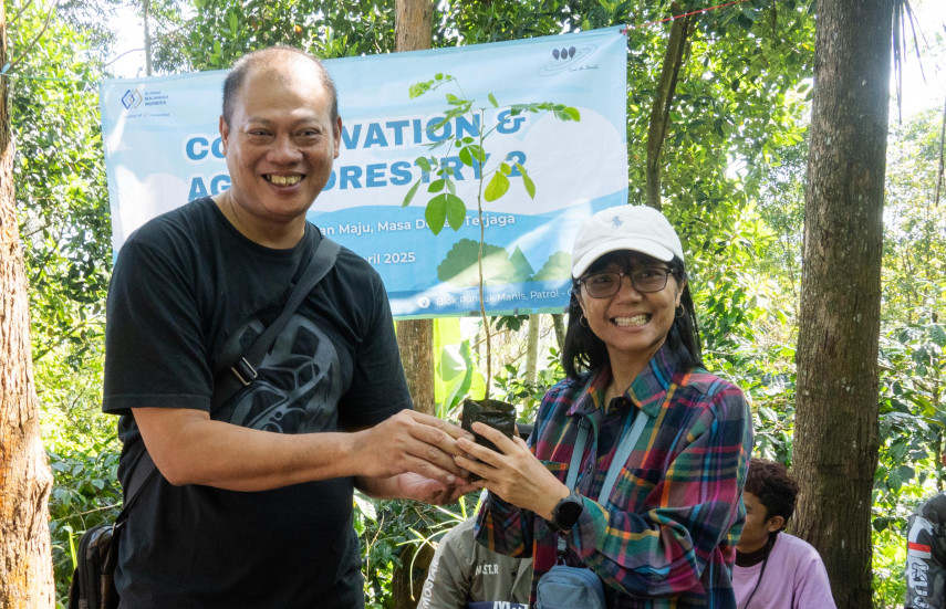 PT Tanam Biji Kopi Bantu Reforestasi Classic Beans Bersama Yayasan Tanah Air Semesta di Garut