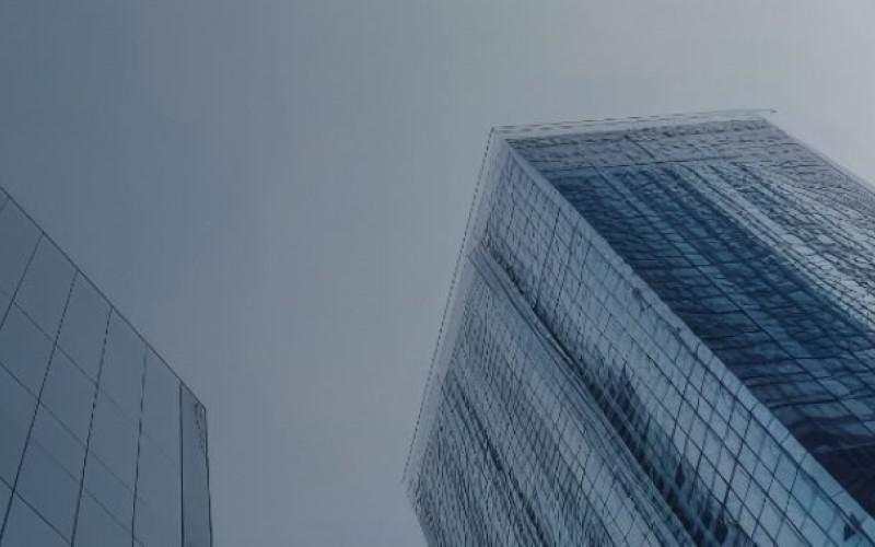 Saham DSSA Masuk Indeks FTSE Large Cap, BDMN Keluar dari Mid Cap