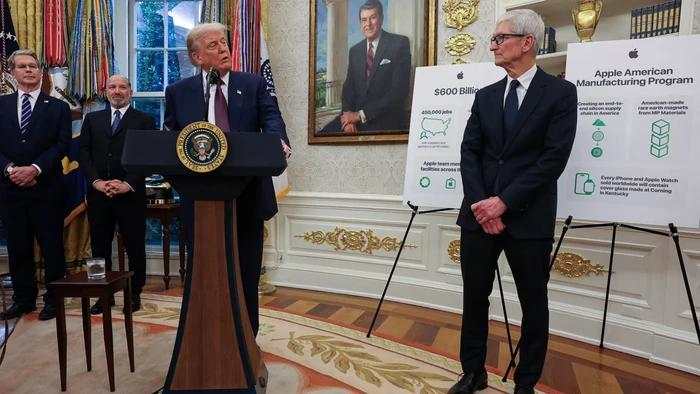 Seluruh Kaca iPhone dan Apple Watch Akan Dibuat di AS, Trump Puas