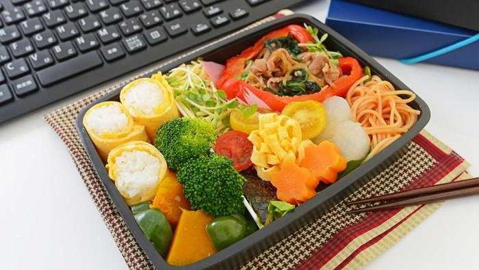 Wajar Banyak yang Bawa Bekal, Tabungan Kelas Menengah Makin Cekak!