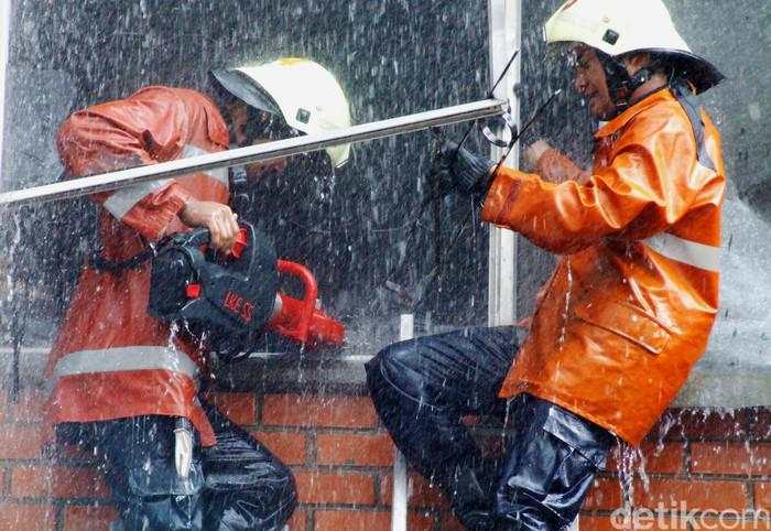 Ada 1.000 Lowongan Jadi Petugas Damkar Jakarta, Cek Gaji dan Syaratnya!