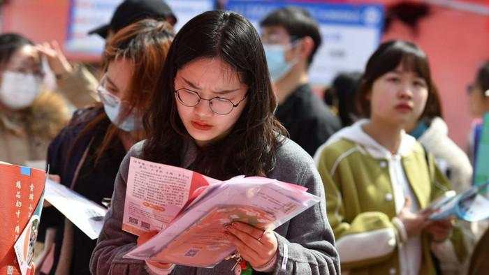 Di China, Pengangguran Kini Bayar untuk Bisa Kelihatan Kerja!