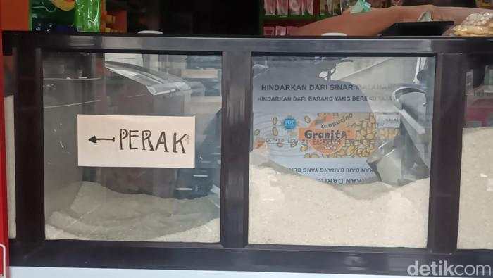 Isi Dompet Menipis, Warga Serbu Beras Murah di Warung Madura