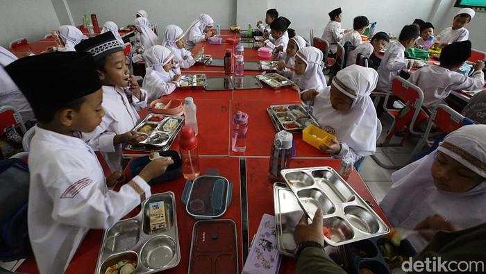 5 Juta Orang Dapat Makan Bergizi Gratis, Negara Kucurkan Rp 5 T