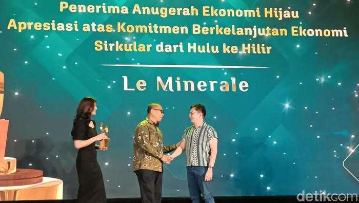 Le Minerale 'Sulap' Botol Plastik Bekas Jadi Produk Bernilai Jual
