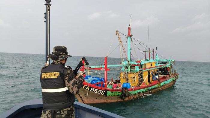 Kapal Maling Ikan Asal Malaysia Ditangkap di Selat Malaka